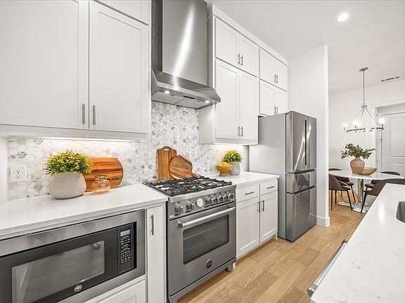 5th image of 135 Garden Ct E