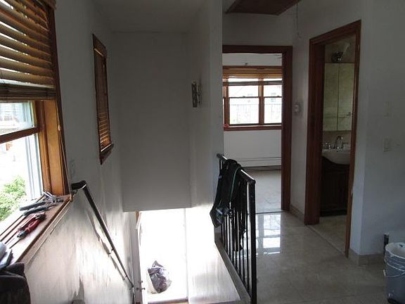 4th image of 132 Weed Ave
