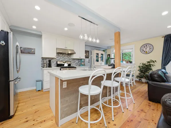 1126 Premier St, North Vancouver, BC V7J 2H3