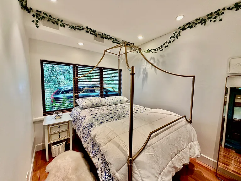 Office or Small bedroom on ground floor, to the left of the entrance (last tenant used as bedroom, we used as office).