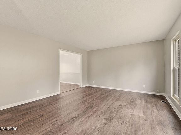 3rd image of 103 Middlebury Rd