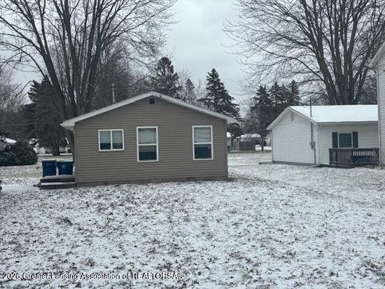331 1st St, Breckenridge, MI 48615