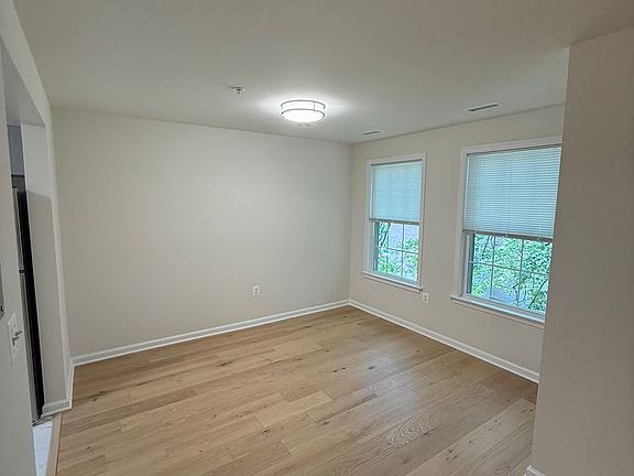 4th image of 830 Quince Orchard Blvd APT 201