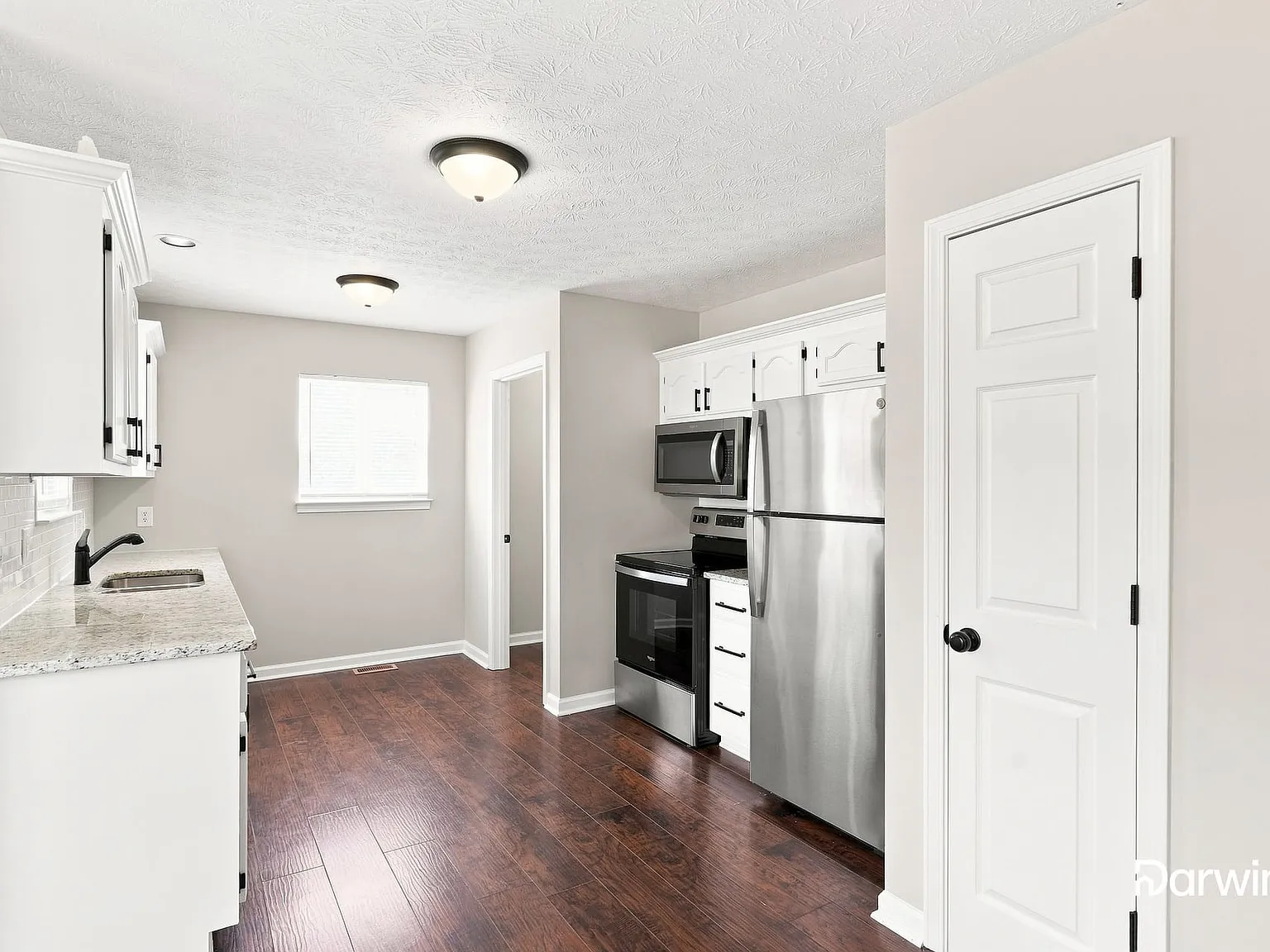 3 bed, 2.0 bath, 1259 sqft, $1,720 — Photo 3