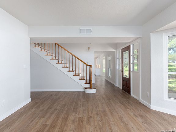 5th image of 922 MOUNT RAINIER DR