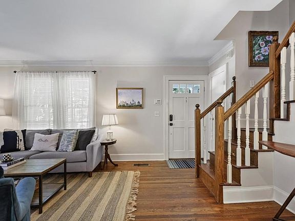 4th image of 843 Kings Ct NE