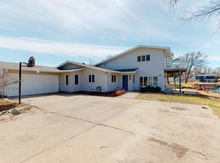 25 Lake Point Dr, Columbus, NE 68601