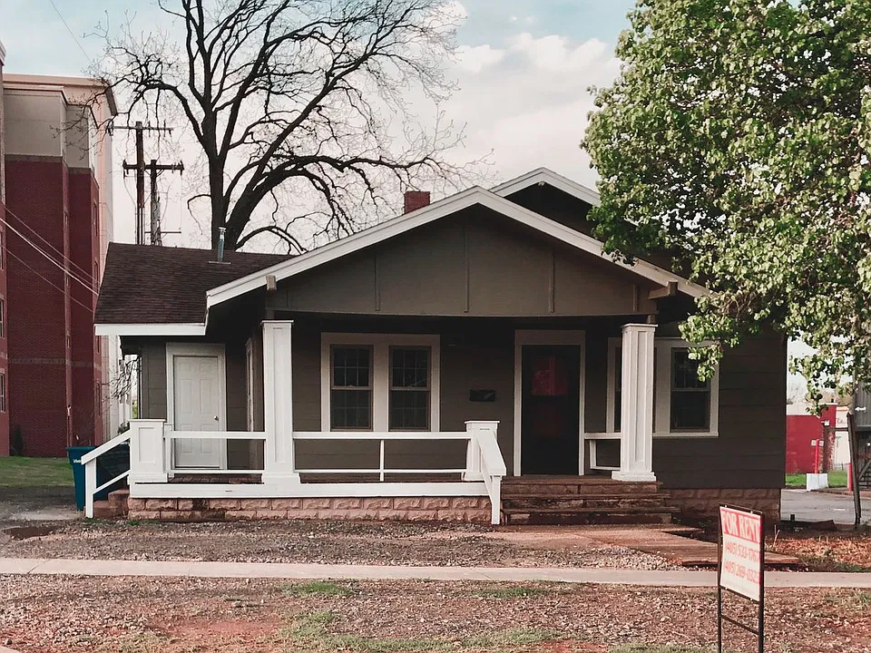 813 W 4th Ave