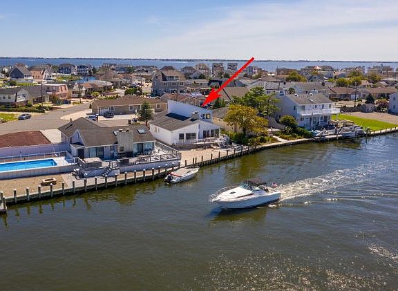 5th image of 52 Blue Heron Dr S