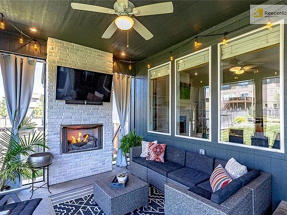 Enjoy This AWESOME Outdoor Lounge!