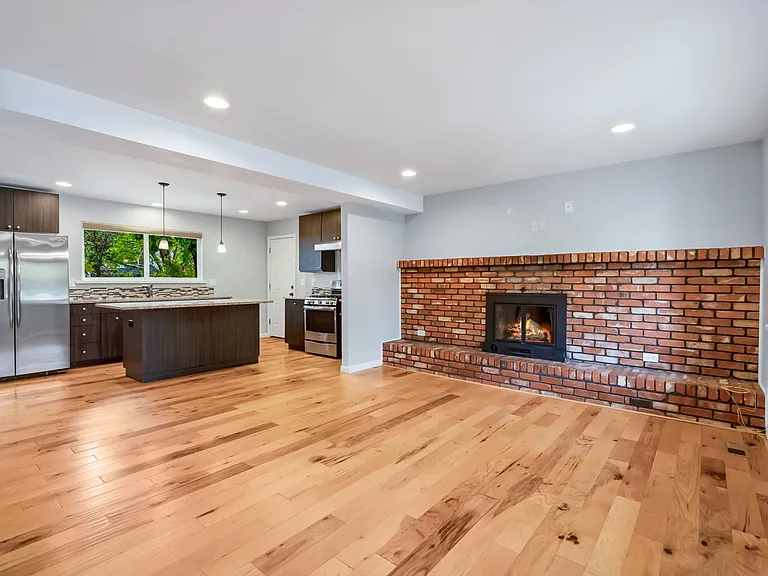 1420 S Pratt Pkwy — Photo 3