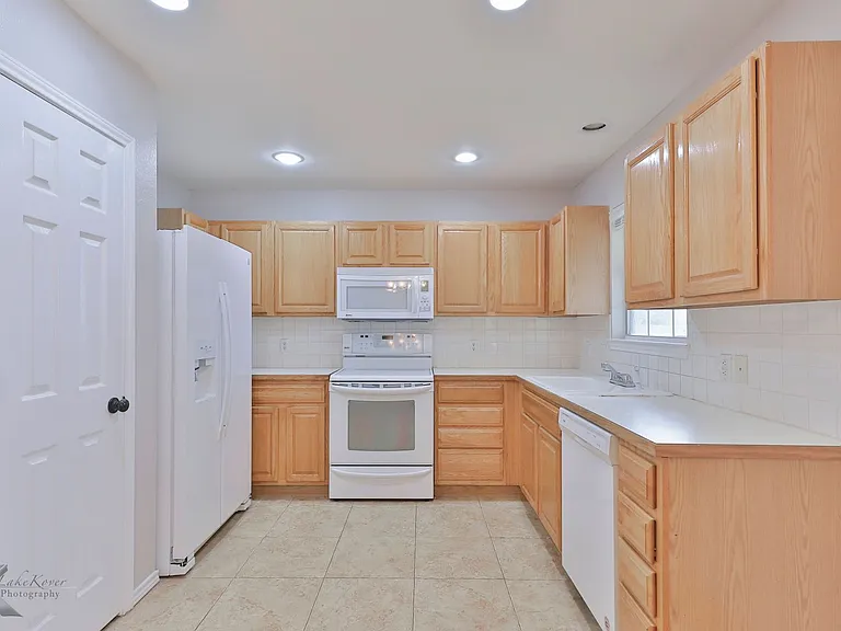 7825 Thompson Pkwy — Photo 12
