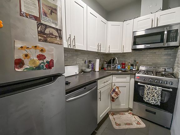 4th image of 426 Bainbridge St #2R