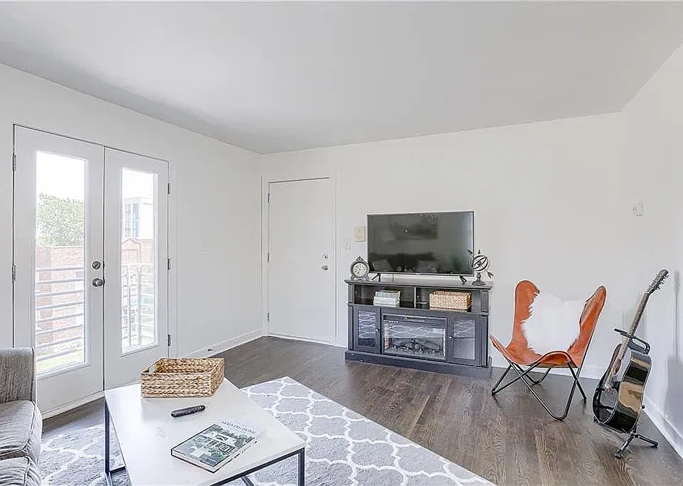 4528 Broadway #3N