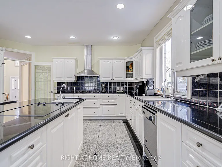 49 Arjay Cres — Photo 24