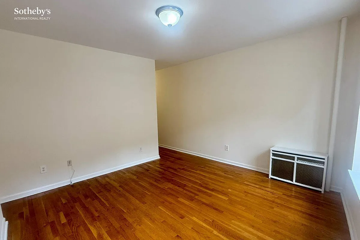 Building Photo - 2708 Broadway #2