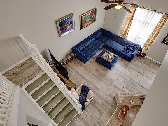 3rd image of 724 Mystic Pointe Dr