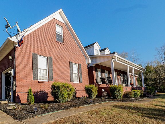 3rd image of 575 Haywood Rd