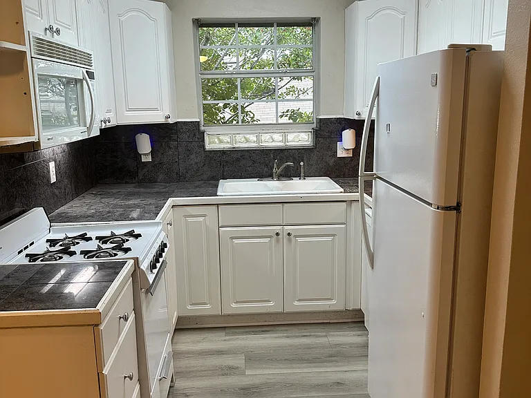 5718 Penrose Ave #D — Photo 3