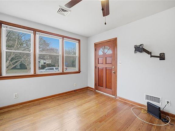 5th image of 2701 Vimy Ridge Ave