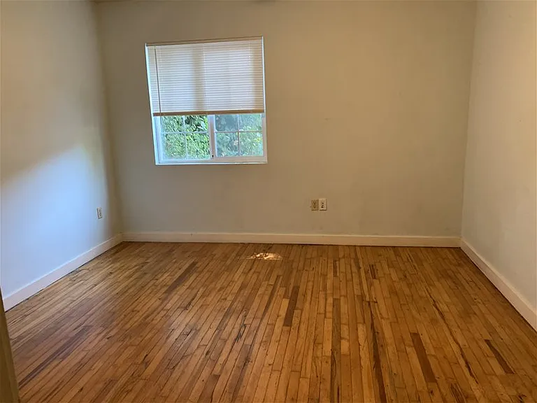 420 E 8th St — Photo 12