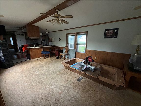 3rd image of 216 Lakeview Cir