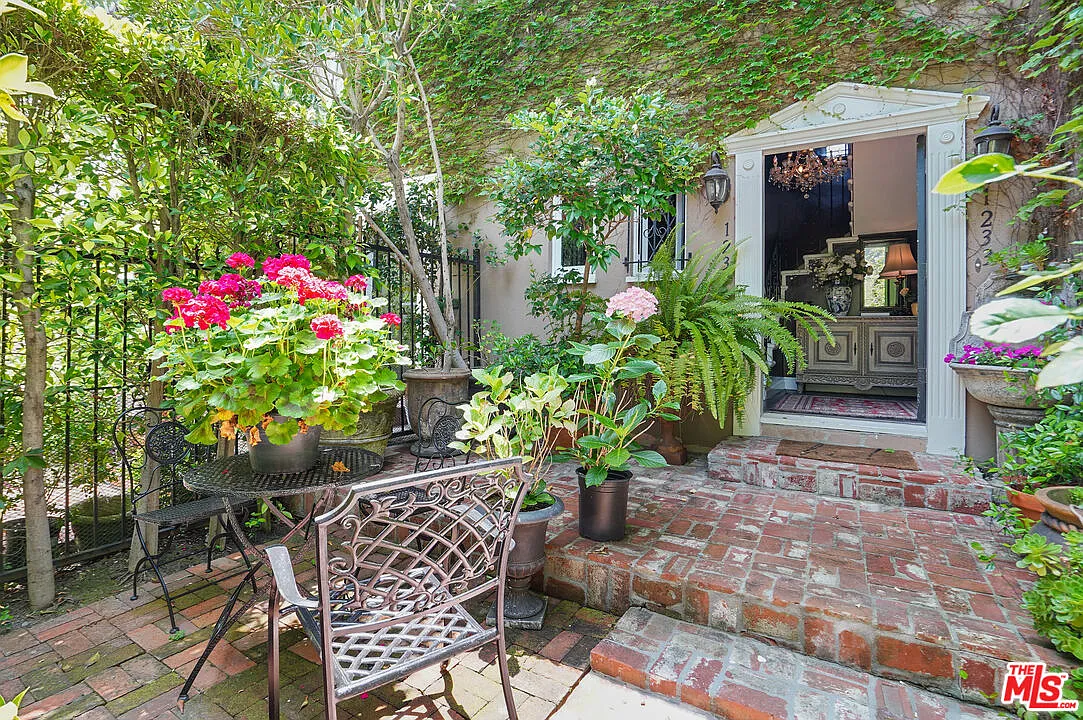2 bed, 2.0 bath, 1100 sqft, $4,999 — Photo 3