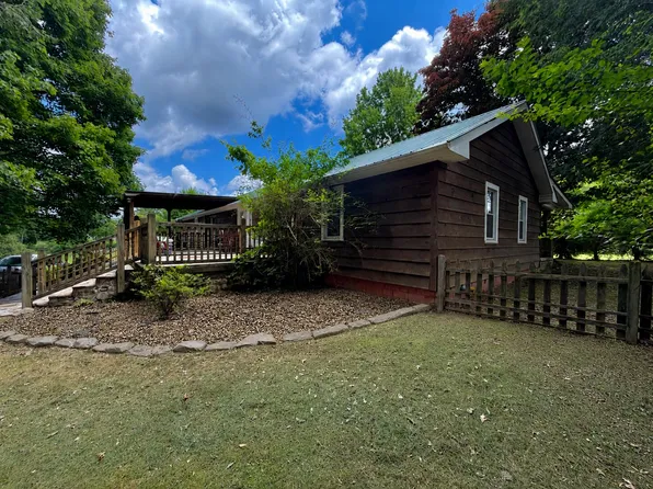 1692 Maple Ave, Fayetteville, WV 25840
