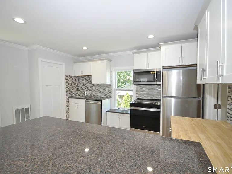 17 Hough St — Photo 8