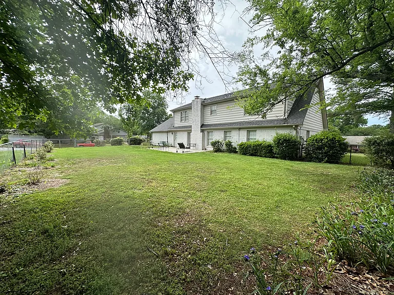 350 Riverdale Dr — Photo 25
