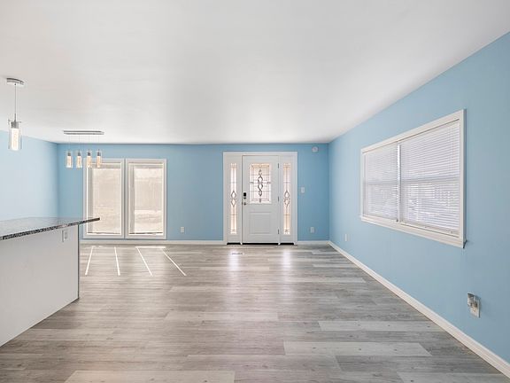 5th image of 953 Laurel Cir