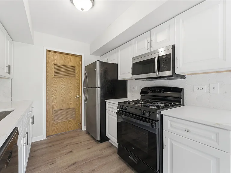15826 Farm Hill Dr — Photo 6