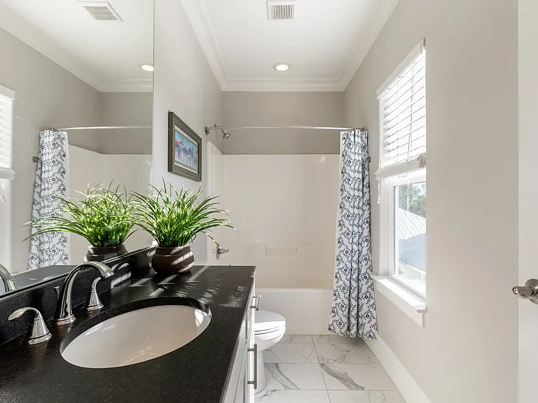 Upstairs en suite bathroom