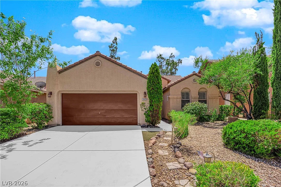 3 bed, 2.0 bath, 1638 sqft, $2,300 — Photo 1