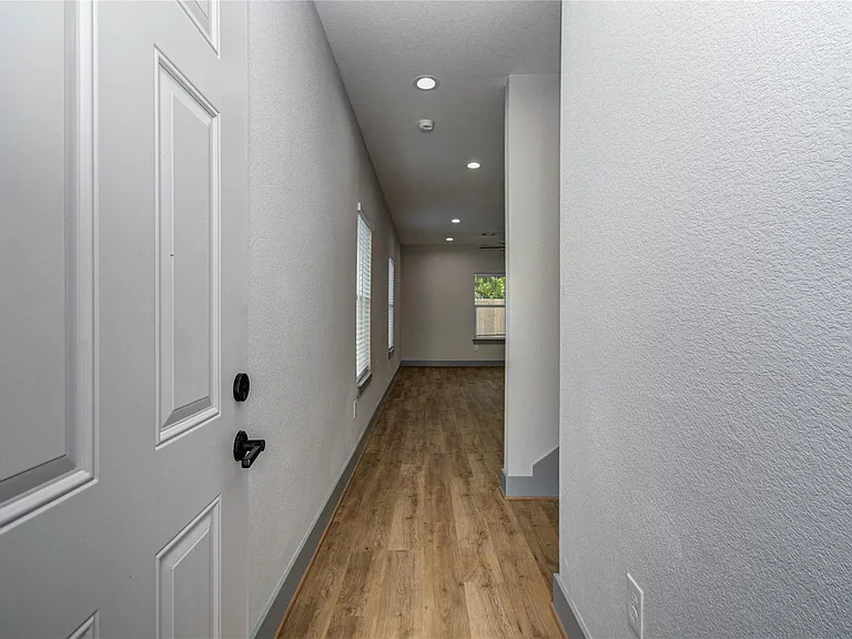 835 S Victory Dr — Photo 5