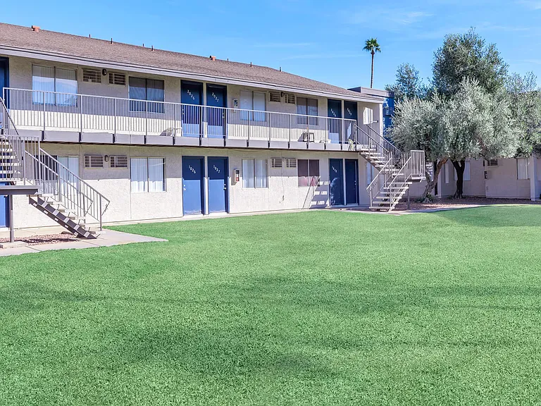 Los Vecinos Apartments — Photo 8