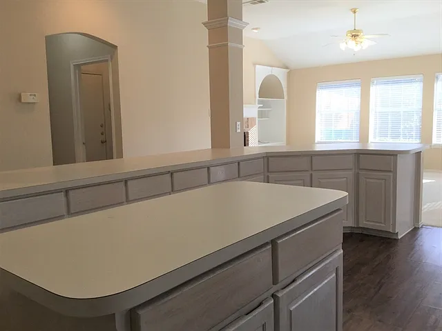 1160 Valley Oaks Dr — Photo 3