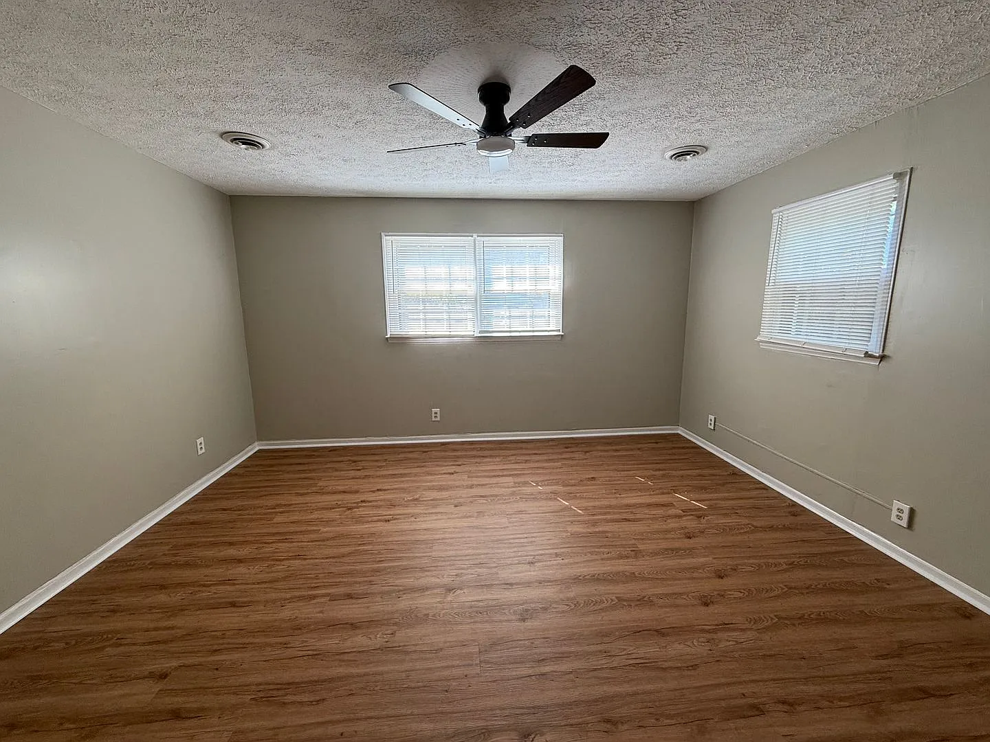 4 Bed 1.5 Bath Home — Photo 2