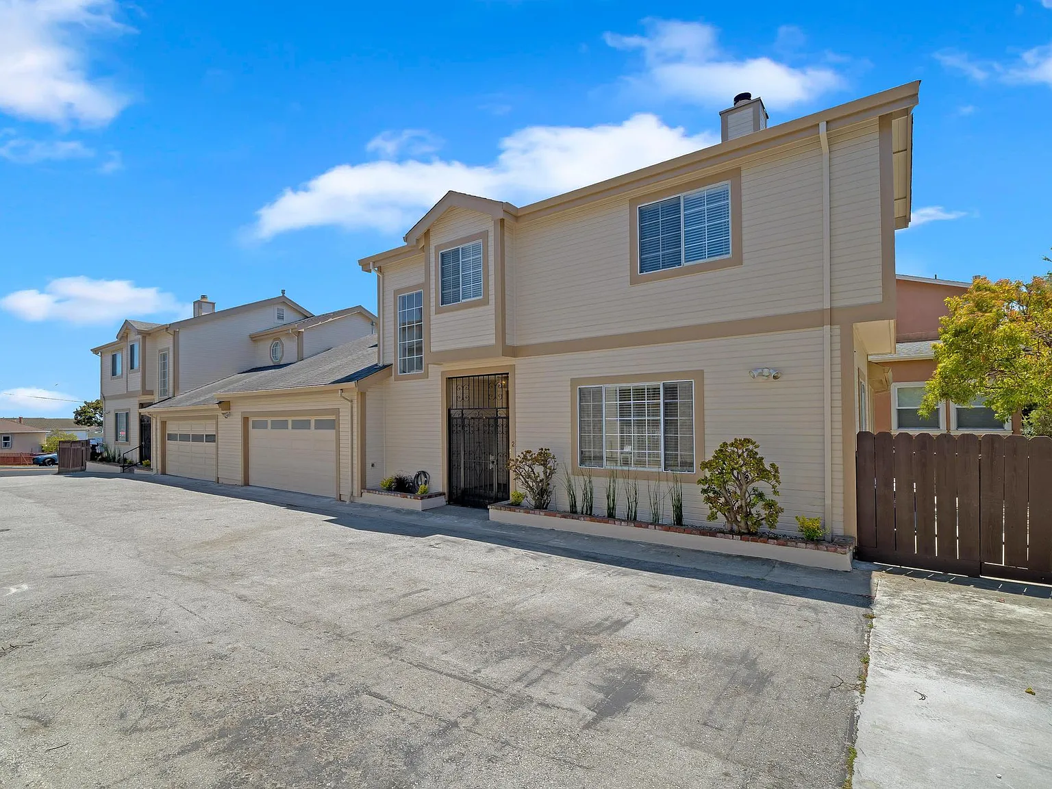 4 bed, 2.5 bath, 2850 sqft, $6,950 — Photo 3