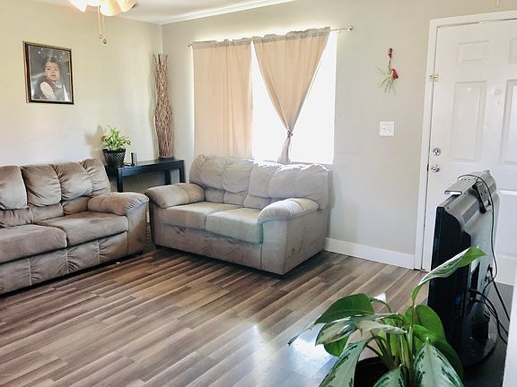 4th image of 833 E Dolphin Ave
