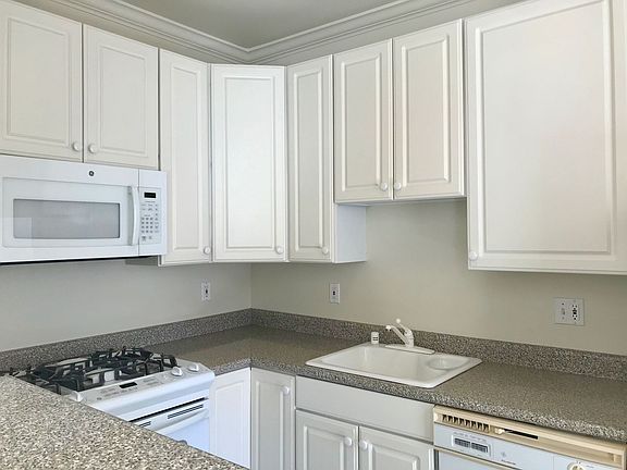 5th image of 2130 Beach St #103