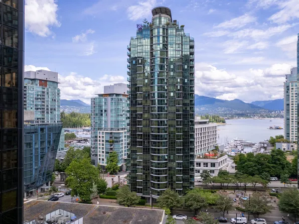 588 Broughton St #2102, Vancouver, BC V6G 3E3