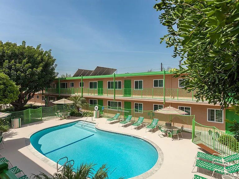 Flamingo Apartments — Photo 11