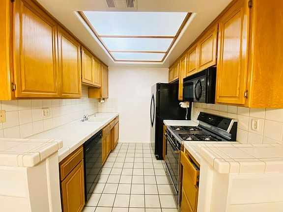 5th image of 11306 Moorpark St Unit 8