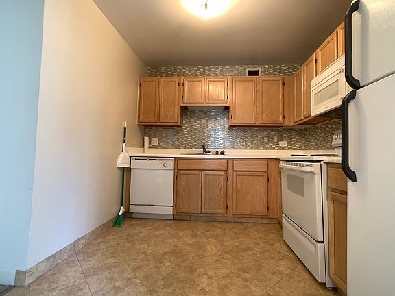 3rd image of 200 N Dearborn St Unit 1002