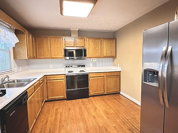 3rd image of 4943 Pinedale Blvd