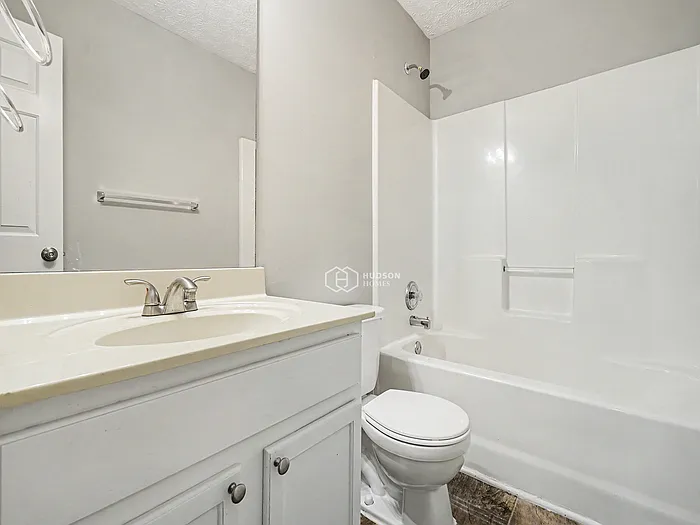 200 Picadilly Pl — Photo 21