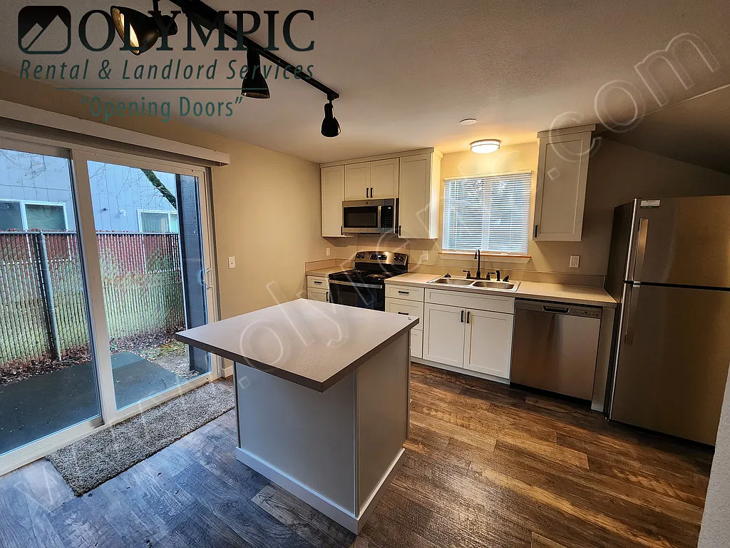 Newly Renovated - 2 Bed, 1.5 Bath - Must See! — Photo 2
