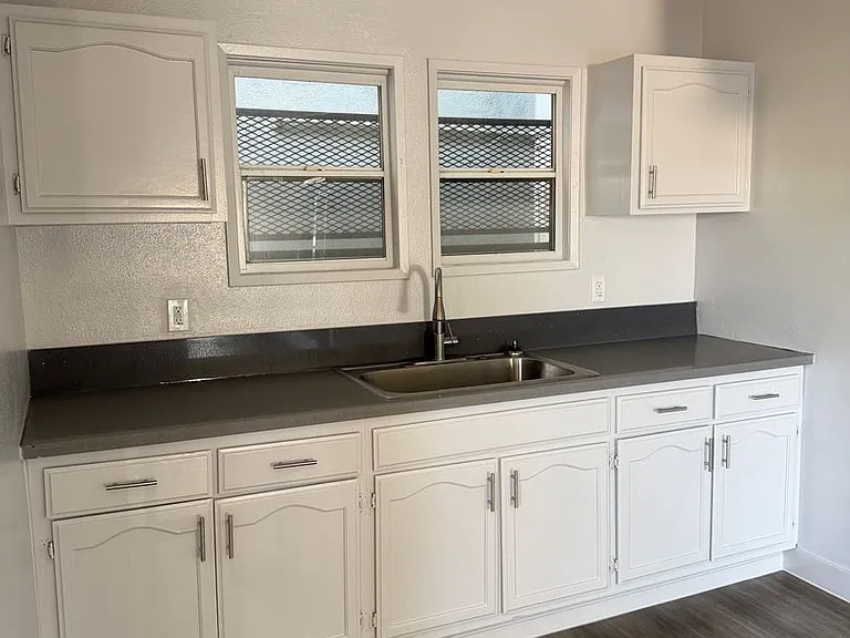 1100 W 88th St — Photo 26