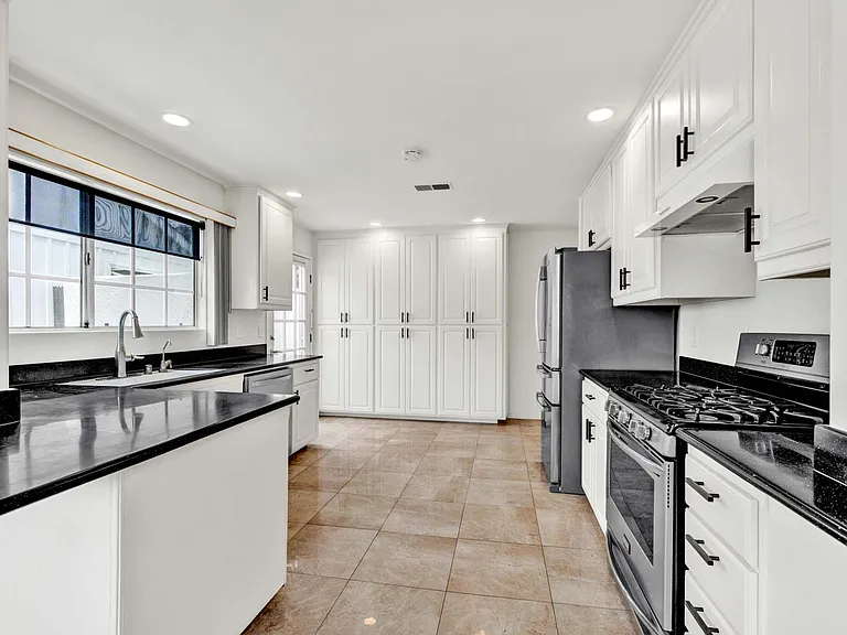 23495 Porter Cir — Photo 11